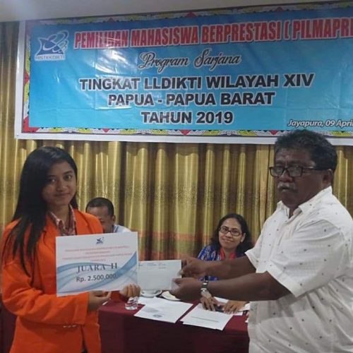 Penyerahan sertifikat juara